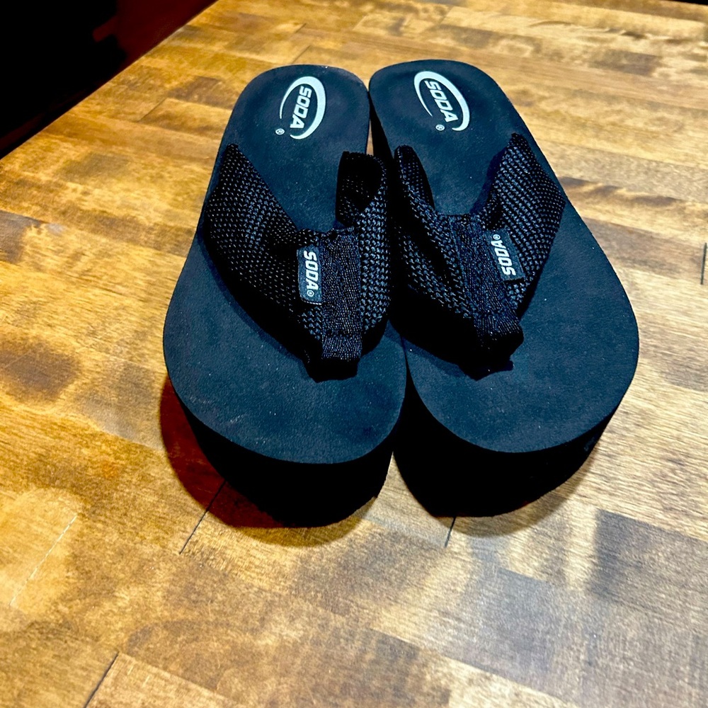 ✨Brand new womens Soda flip flops✨